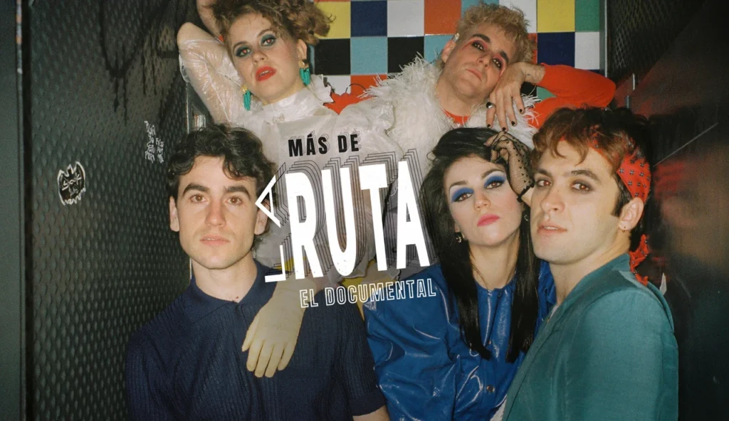 Grup de joves amb estètica dels anys 80 al documental Más de Ruta, inspiració per a estudiants d’un curs de música electrònica.