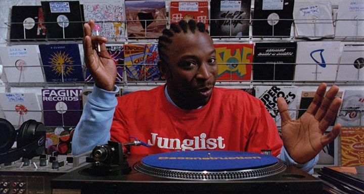 DJ a Human Traffic punxant vinils en una botiga de discos, pel·lícula inspiradora per a qui vol produir música electrònica