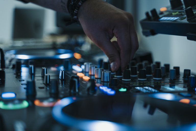 Controladora de DJ per a cursos i tendències del 2025.