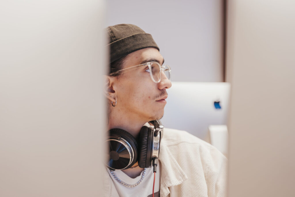 Estudiant d’EUMES treballant en el seu projecte per dominar el negoci musical.