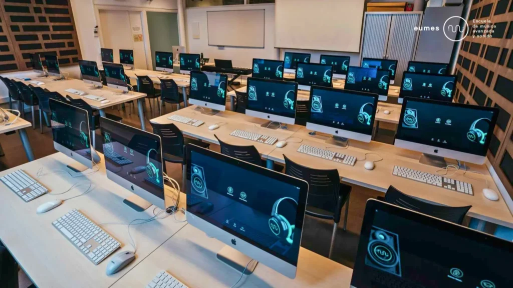 Aula de producció musical durant la jornada de portes obertes EUMES a Girona