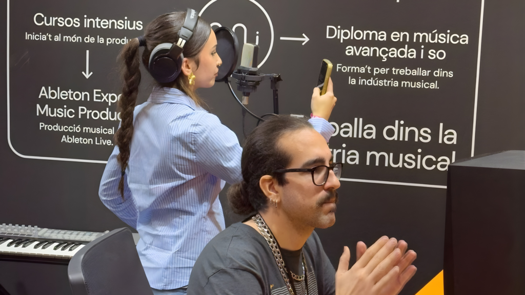 Estudiant fent producció musical a l'estand d'EUMES al Saló de l'Ensenyament 2026