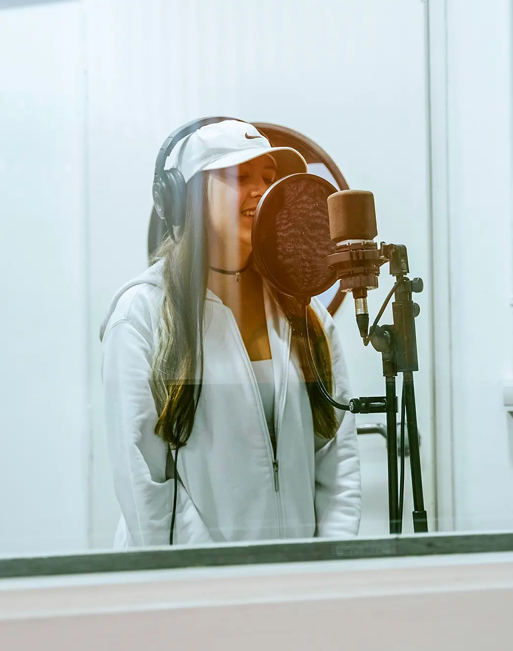 alumna del grado oficial en eumes cantando en los estudios